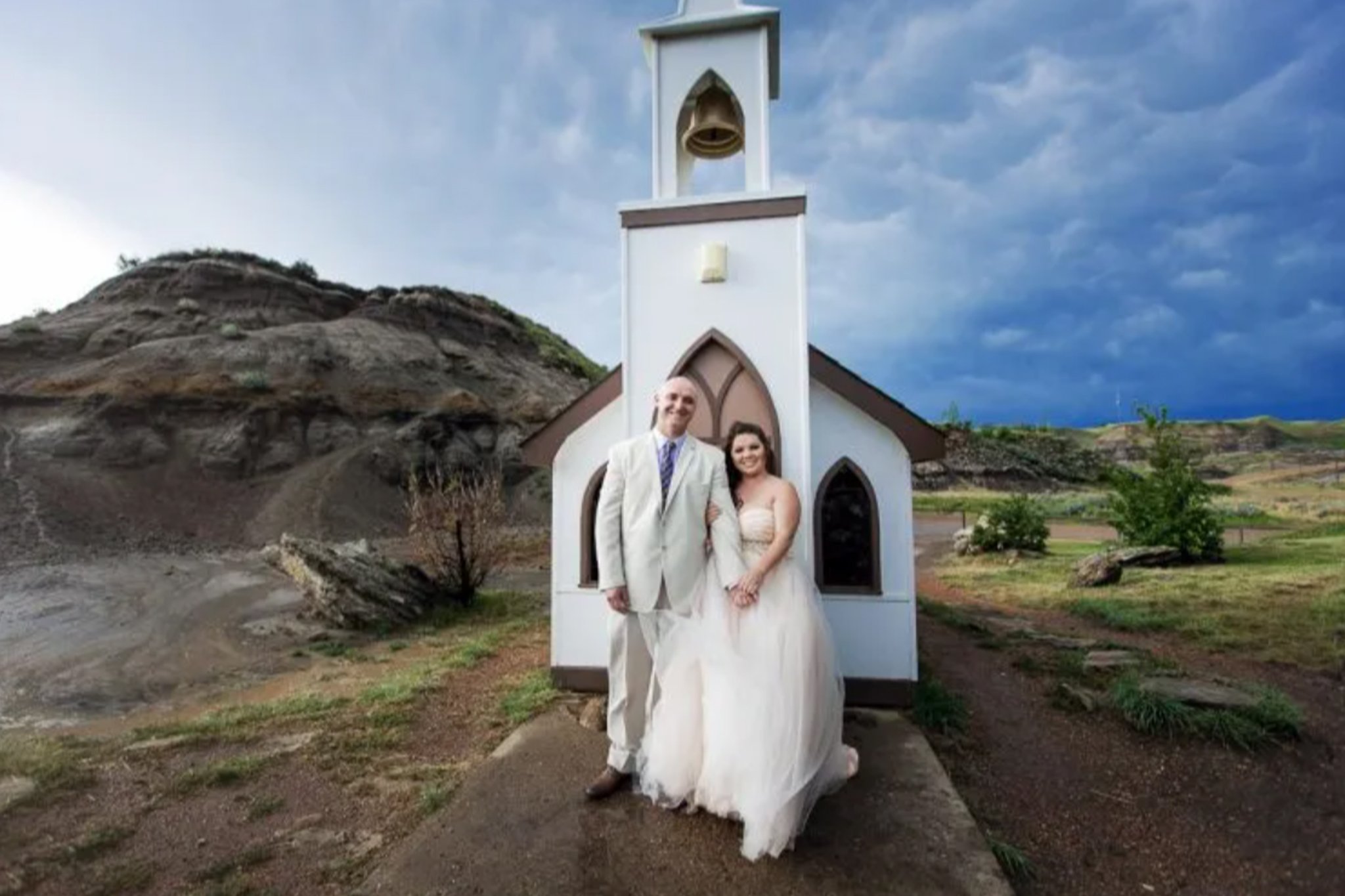 curiocity drumheller little church